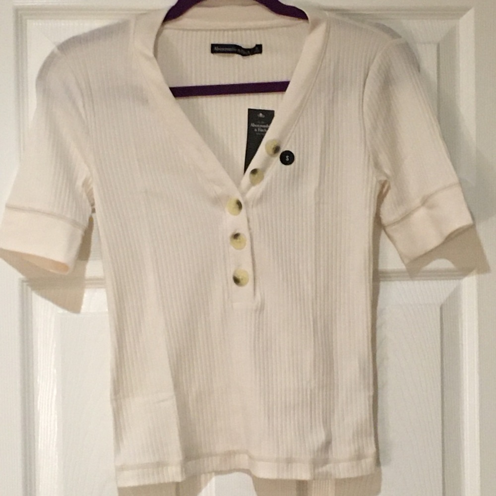 Form fitting V neck t-shirt - NWT